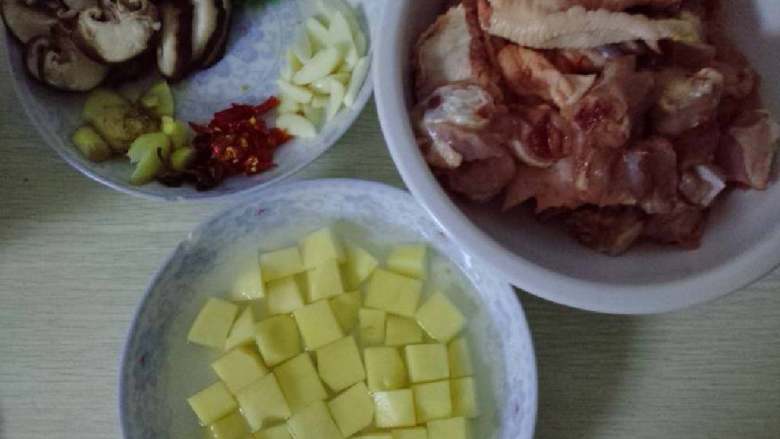 美味地锅鸡,(鸡切块,土豆香菇我略过,因为最终忘记放了)葱<a style='color:red;display:inline-block;' href='/shicai/ 37'>姜</a>蒜切段,片。