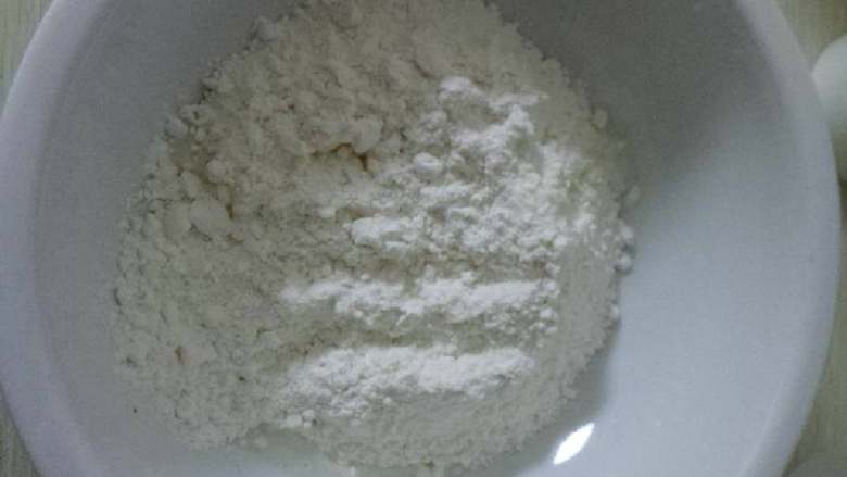 美味地锅鸡,开始活面,面粉加水