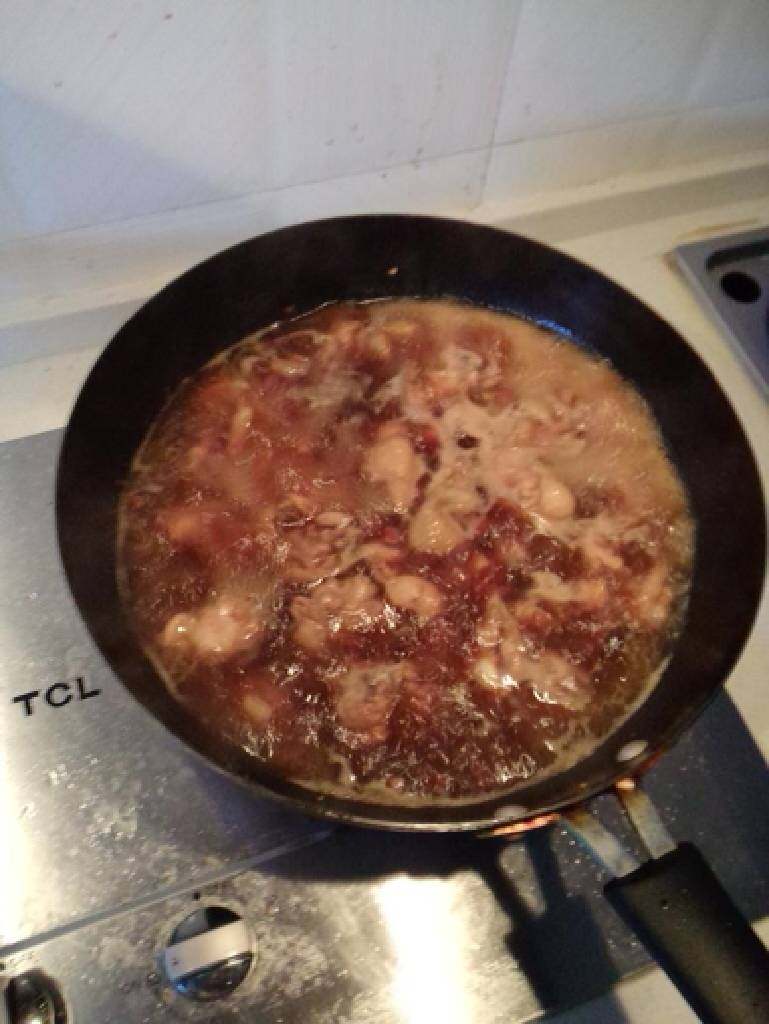 美味地锅鸡,加开水烧,水漫过鸡块就可以了