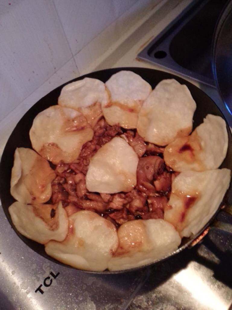 美味地锅鸡,全部贴完,饼多了一块就直接放中间了【大概烧好几分钟,开锅看下,水越来越少了。饼也看出熟】