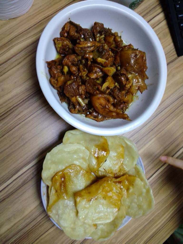美味地锅鸡,这是盛起来的。饼铲下来,鸡肉盛起来