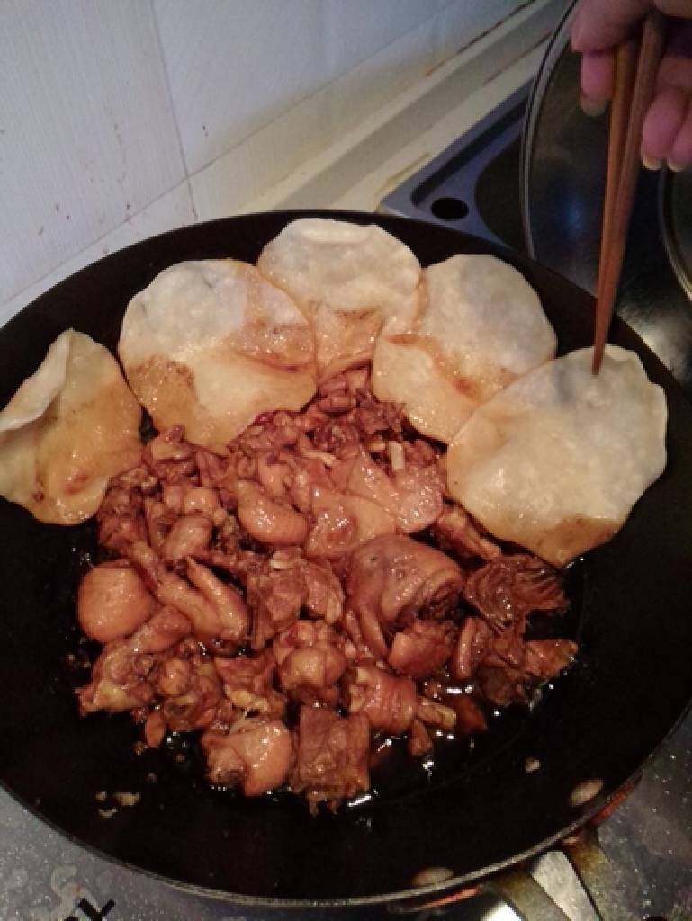 美味地锅鸡,超级好吃,这个贴饼