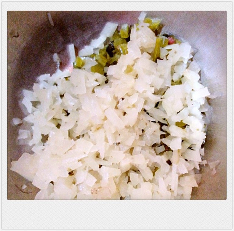 牛肉蒸大头冲菜,冲菜预先浸泡1小时,去咸味,然后将冲菜切碎,放糖、生粉、花生油搅匀。