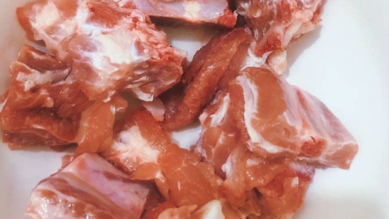 猪肉烧板栗,准备适量排骨,将排骨洗干净