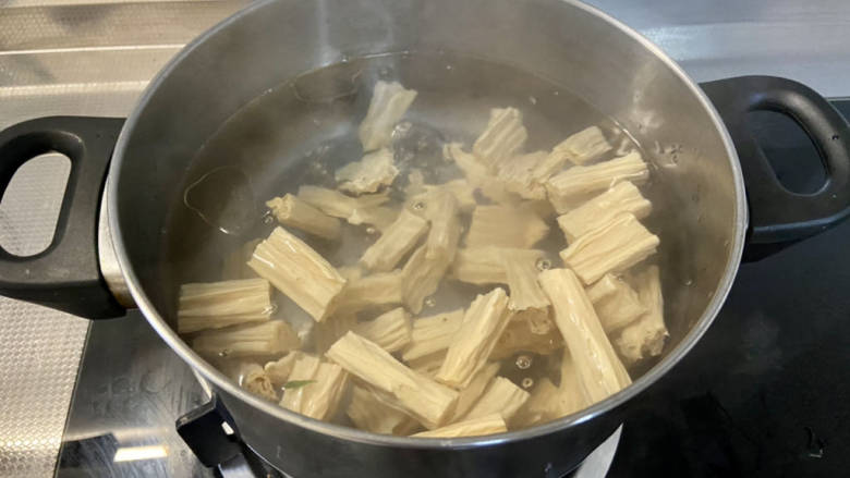 腐竹炒虾仁,加入腐竹,中火煮一分钟,捞出沥水备用