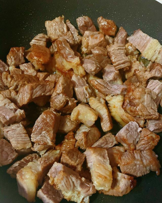 红焖牛肉煲,上色均匀以后,是那种很有食欲的焦糖色。有<a style='color:red;display:inline-block;' href='/shicai/ 25'>胡萝卜</a>或者白萝卜也可以切块放入一起炒至上色。