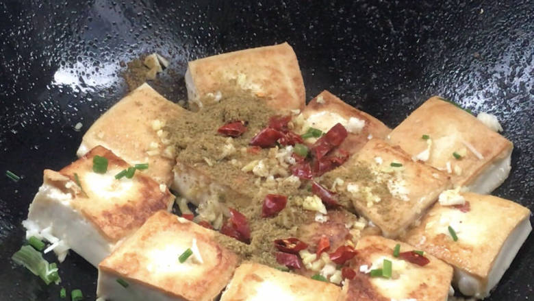椒盐豆腐,再撒上干辣椒碎,孜然粉和椒盐