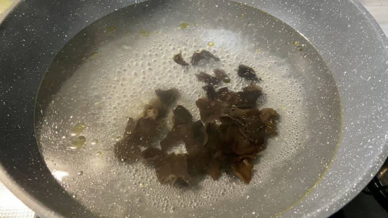 苦瓜炒藕,加入木耳,焯水一分钟捞出沥水备用