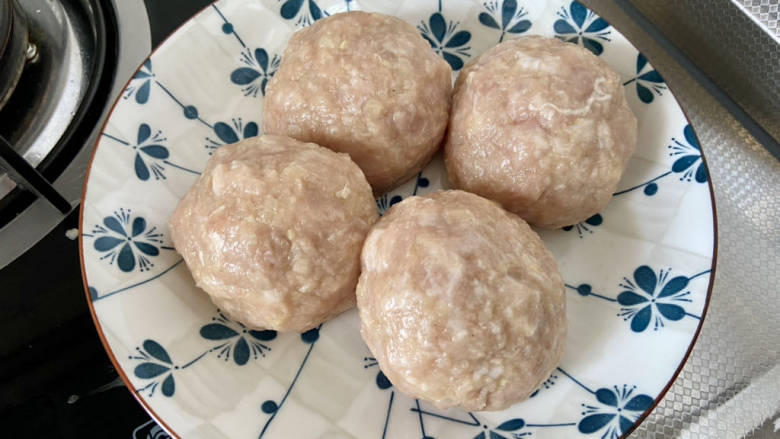 茄汁狮子头,两手交替摔打整理成球形,依次做好,我做了4颗大狮子头