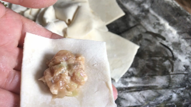 海鲜小馄饨,取一片面皮,放入鲜虾馅