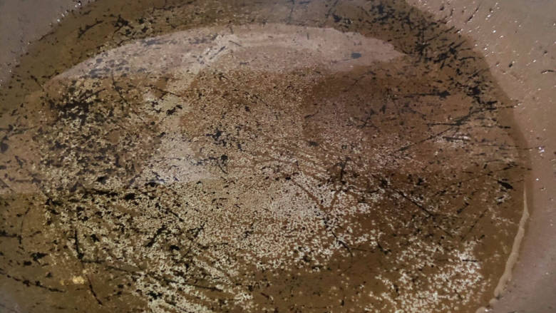葱油拌面,锅中倒入适量的食用油