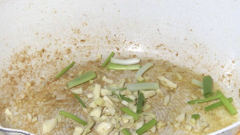 丝瓜肉片,就着油锅,放入葱姜蒜炒香