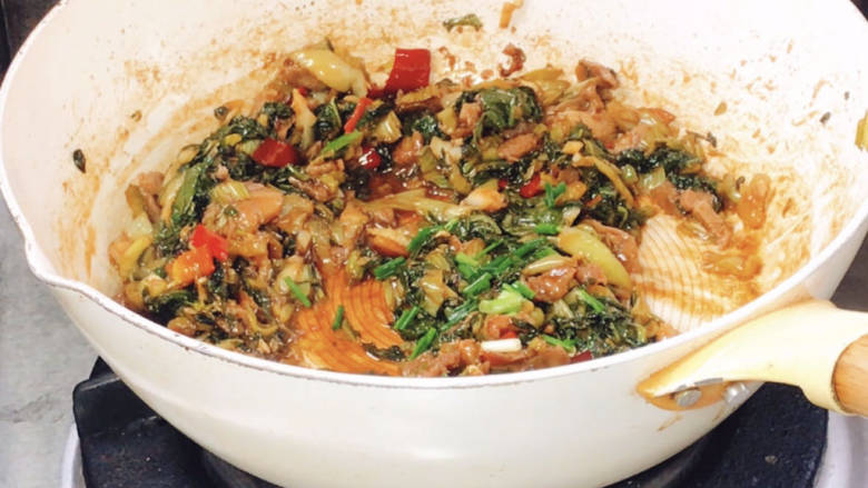 冲菜炒肉,撒上葱花,炒匀