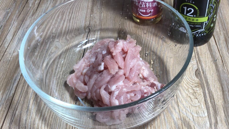 青葱炒肉丝,瘦肉洗净后切成细丝,装入容器中