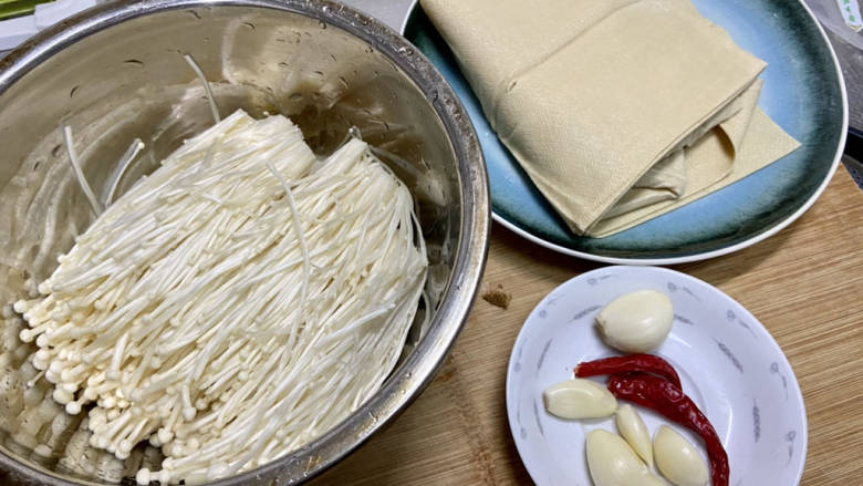 金针菇豆皮卷,金针菇去根清洗干净,豆皮清洗,蒜剥皮,小米辣洗净,小葱洗净