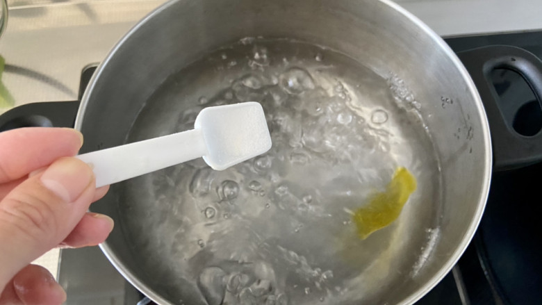 醋溜木须肉,坐锅烧水,水开加几滴食用油,半茶匙食盐