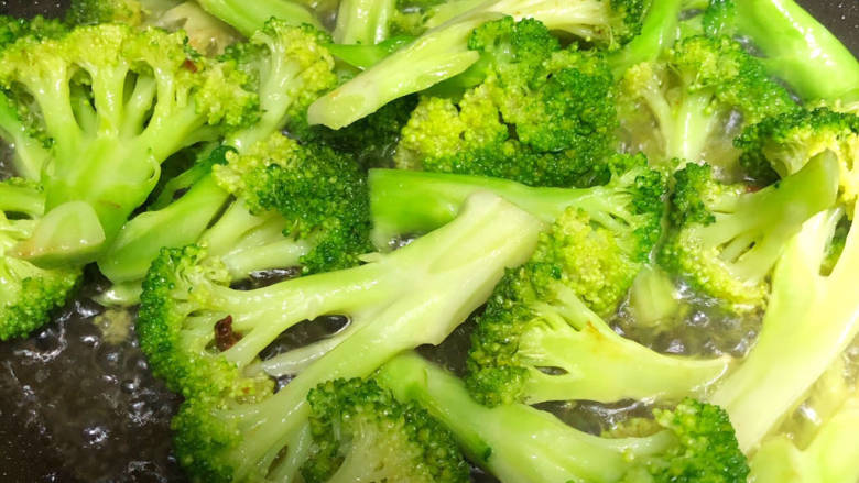西兰花炒肉片,加入适量的盐,再加入一点点水炒至西兰花煸熟