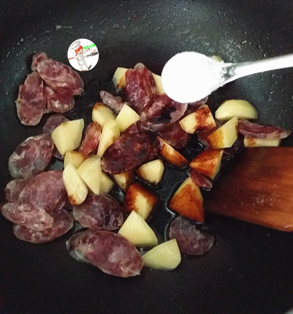 腊味糯米饭,炒至变色后,放入<a style='color:red;display:inline-block;' href='/shicai/ 762'>老抽</a>和食盐