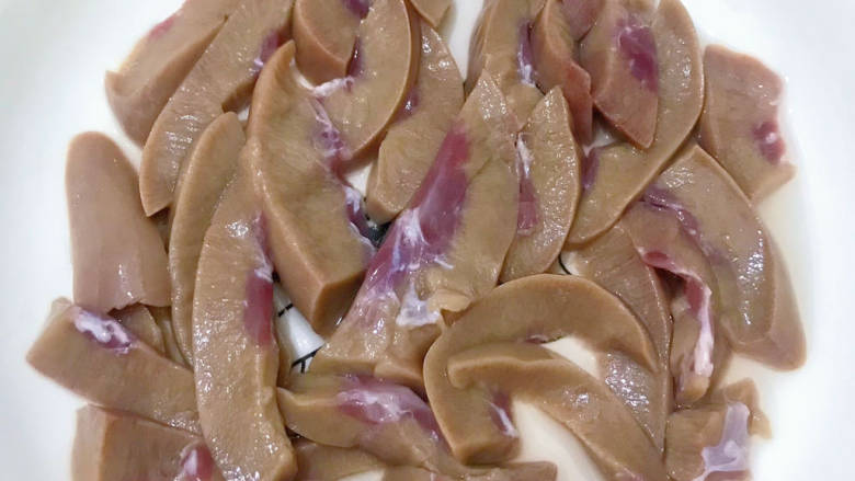 青菜猪肝汤,将猪腰切成小片