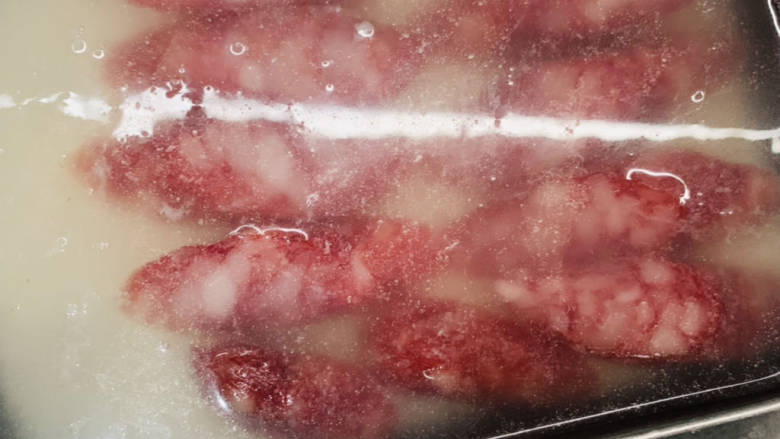 广式腊肠蒸饭,码平在米饭上!