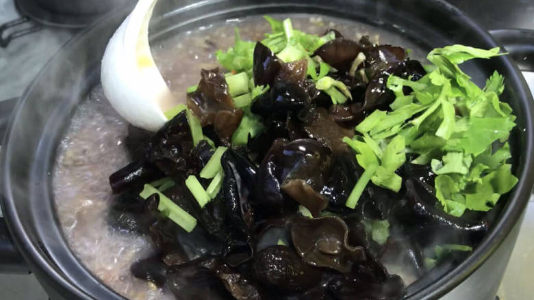 木耳芹菜杂粮粥,再加入黑木耳和芹菜,拌匀至沸腾,继续煮至断生