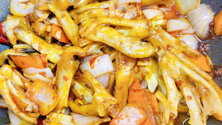 干锅鸭掌,拌匀,炒入味
