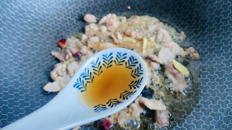 芹菜木耳炒肉丝,烹入一勺料酒