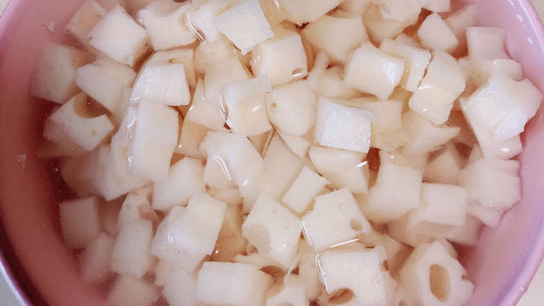 番茄藕丁,藕切丁儿,泡在水里,避免发黄。