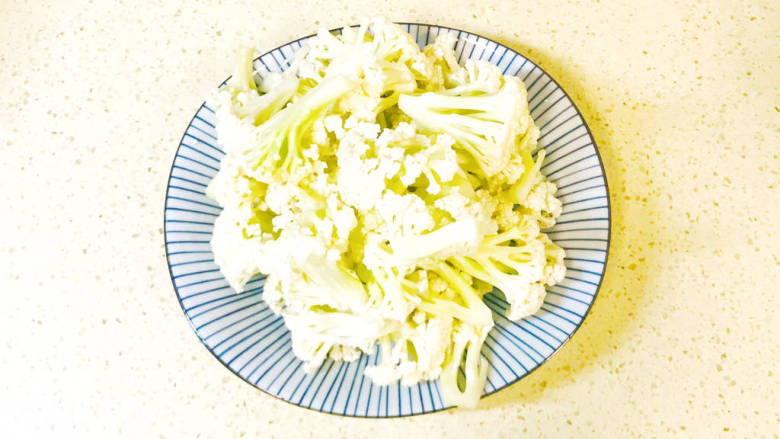 椒盐花菜,浸泡后,冲洗干净