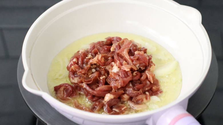 肉丝虾仁炒面,起油锅爆香洋葱后,放入腌制好的肉丝。