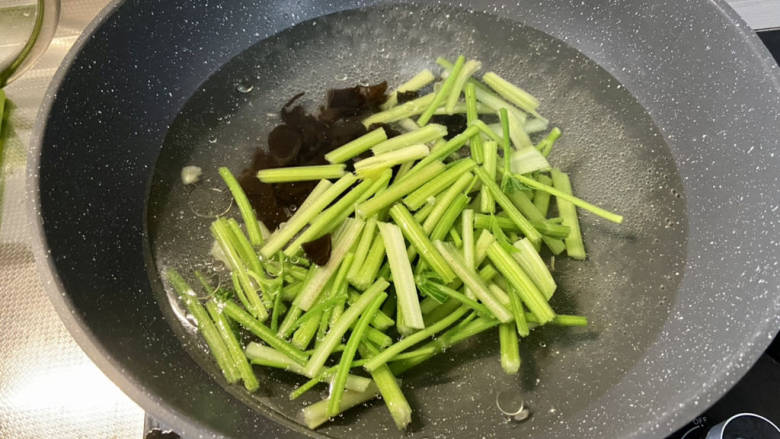 炒白果芹菜,下芹菜木耳,焯水半分钟,捞出过凉水,沥水备用