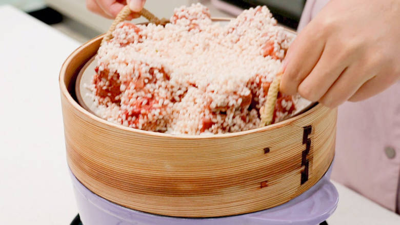 家常蒸排骨,码到盘子里,放进蒸笼