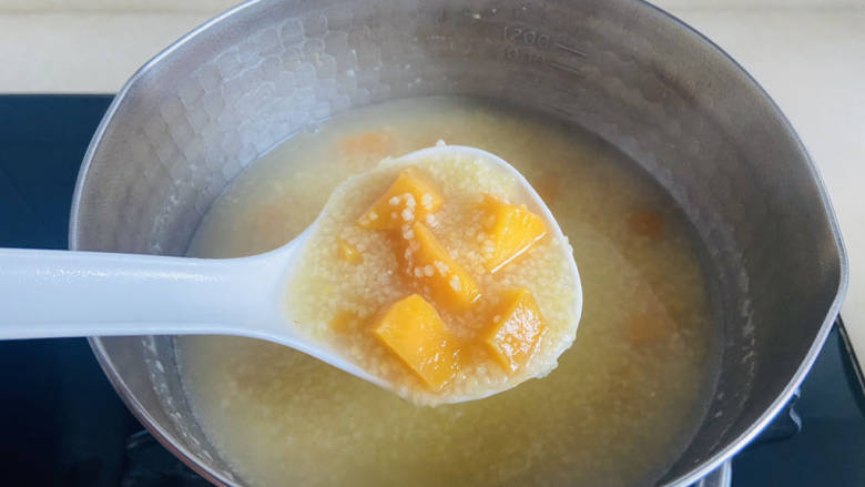 牛奶番薯粥,大约煮15分钟左右,煮熟即可