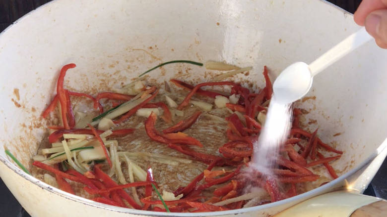 鱼香肉丝,加入红辣椒炒匀，加少许盐炒出辣味