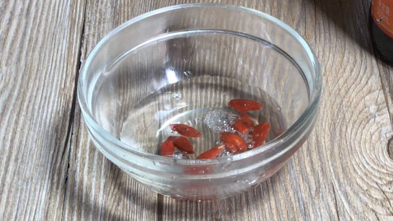 莲藕蒸豆腐,<a style='color:red;display:inline-block;' href='/shicai/ 673'>枸杞</a>洗净,沥水备用