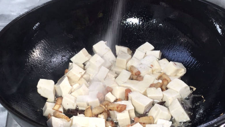 豆腐卤面,加入豆腐和多点盐,炒至表面金黄