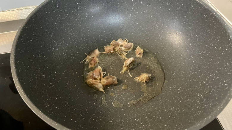 腐竹炒虾仁,热锅后加适量食用油,加入虾头,中小火煸炒按压虾头,炒出红红的虾油后把虾头检出
