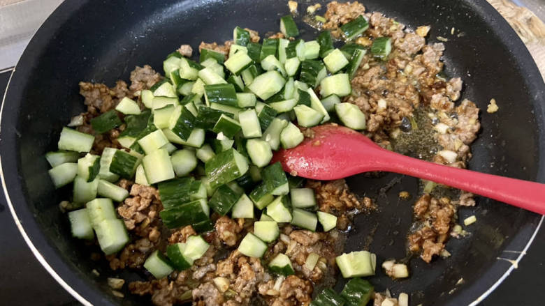 黄瓜烧豆腐,加入黄瓜块,翻炒均匀