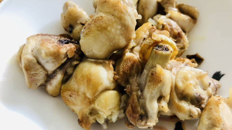 大盘鸡拌面,热锅冷油,倒入处理好的鸡块中小火炒至鸡肉表面略微变色后盛出。