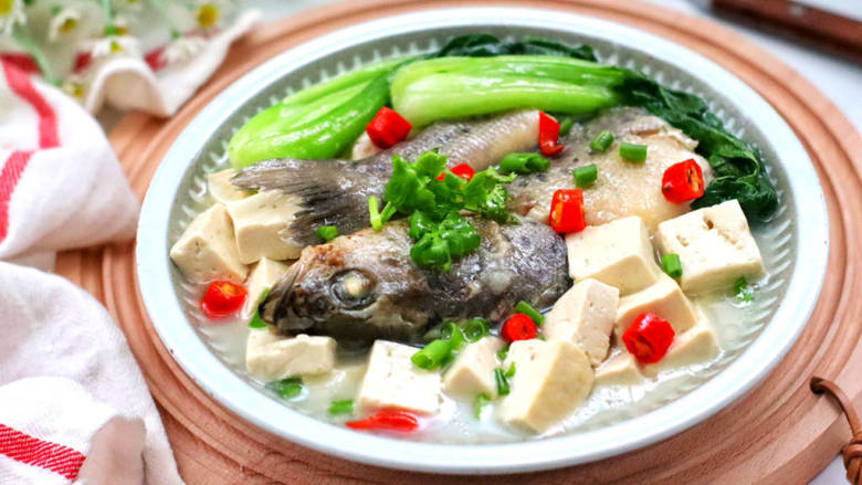 鲈鱼炖豆腐,鲜美无比,奶白色的鱼汤太好喝了,鱼肉的鲜嫩和豆腐的嫩滑,加点清爽营养的青菜,完美~