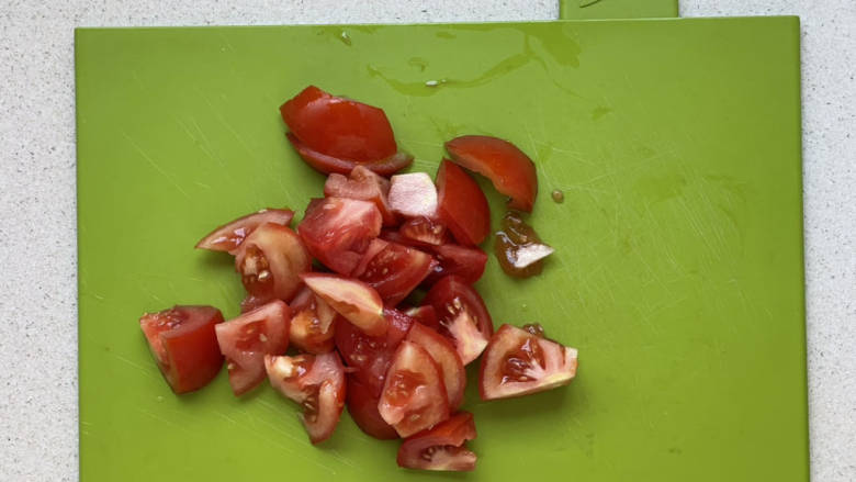 番茄炒牛肉,<a style='color:red;display:inline-block;' href='/shicai/ 59'>番茄</a>切块。