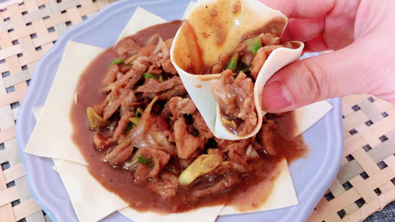 京葱炒肉丝,豆皮卷上京葱肉丝,美哉!