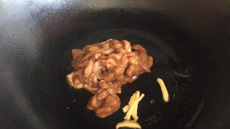 茭白烧肉,热锅倒油,下入姜丝,肉丝煸炒