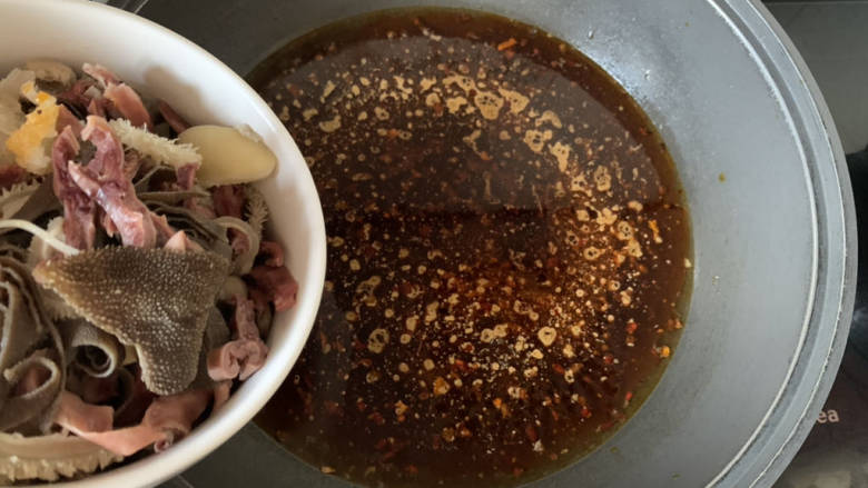红焖牛肉煲,下入牛杂,牛肚,牛百叶煮开