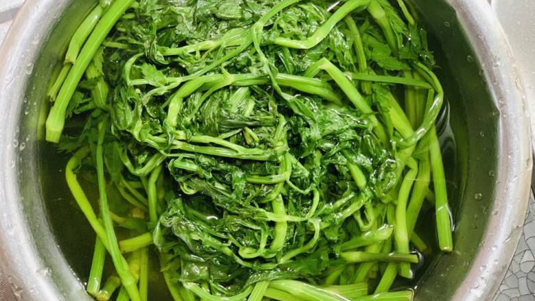 乡土美味凉拌野芹菜,煮