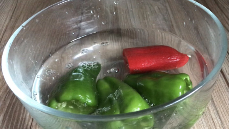 千张肉丝,青红辣去蒂去籽,洗净沥水