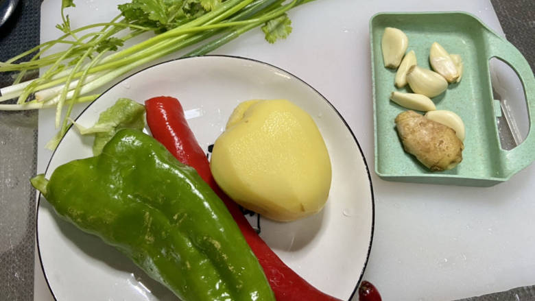干锅鸭掌,蒜剥皮,姜搓洗干净,小葱香菜择好洗净,土豆削皮洗净,青红椒去蒂去籽洗净