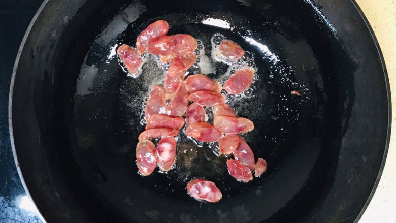 香菇板栗焖饭,起油锅,加入腊肠煸炒香