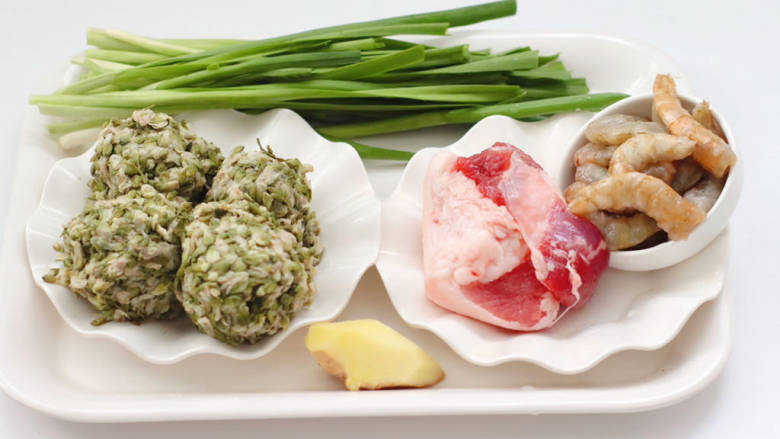 #闹元宵#槐花虾仁酱肉包,首先备齐所有的食材,槐花提前摘洗干净后焯水纳干水分备用。