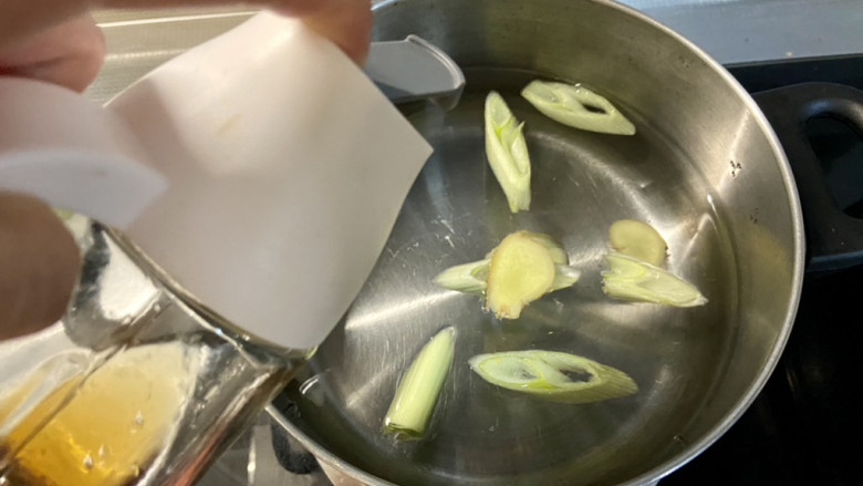 鱼香猪肝,坐锅烧水,加入葱白姜片一汤匙料酒,煮开